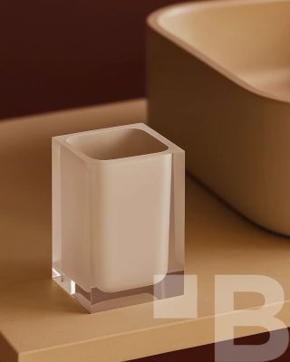 Podzim volá po teplých tónech — a kolekce VISTA odpovídá s noblesou. Volně stojící doplňky z odolného polyresinu zvládnou...